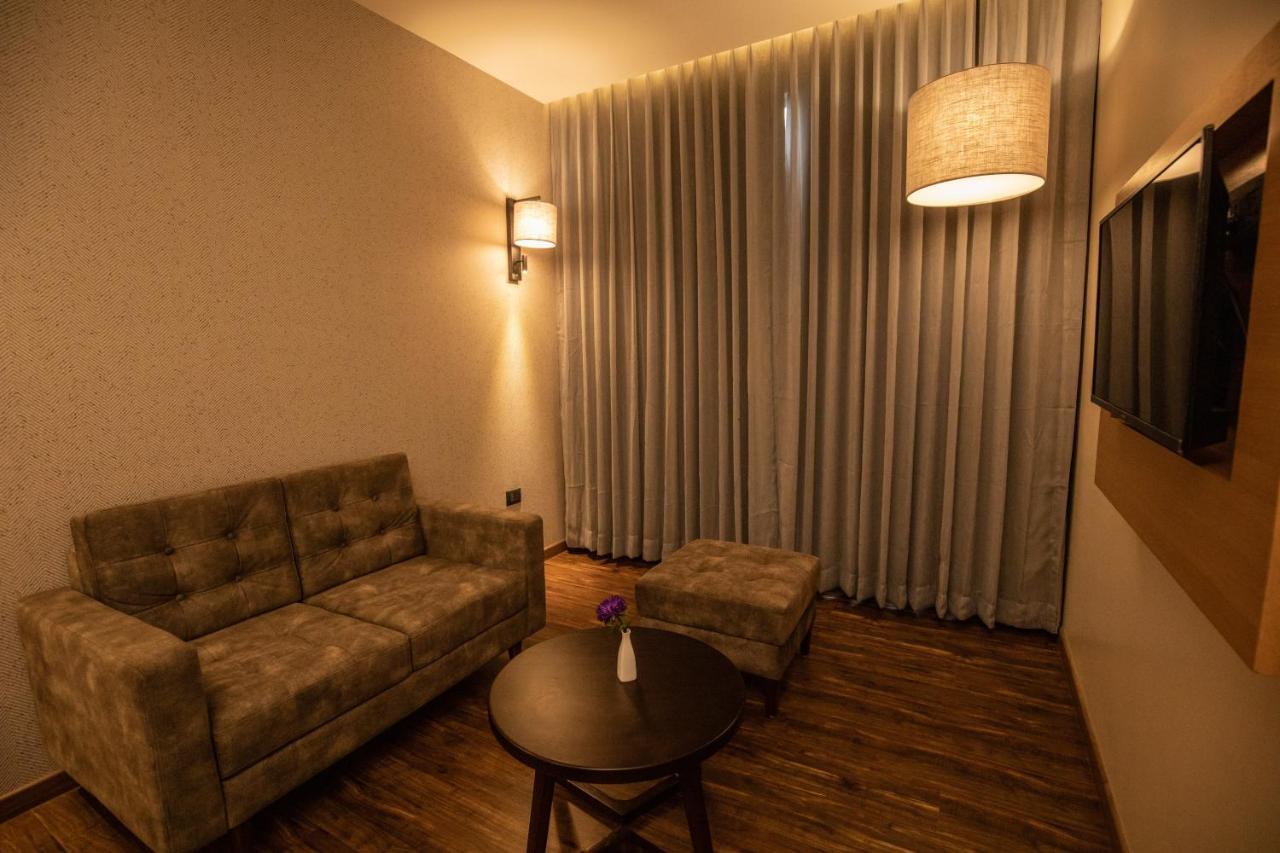 The Vern At Blvd Нашик Екстериор снимка